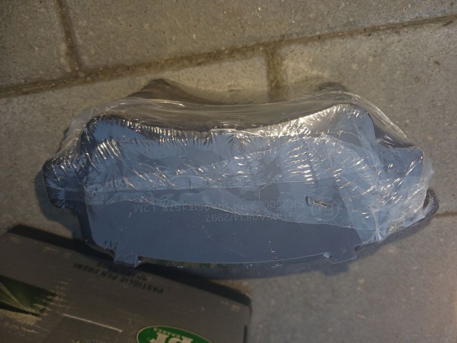 Продам задні тормозні  колодки