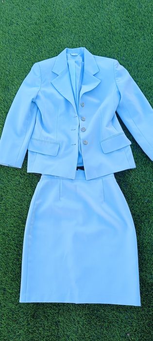 Fato azul claro, com duas peças