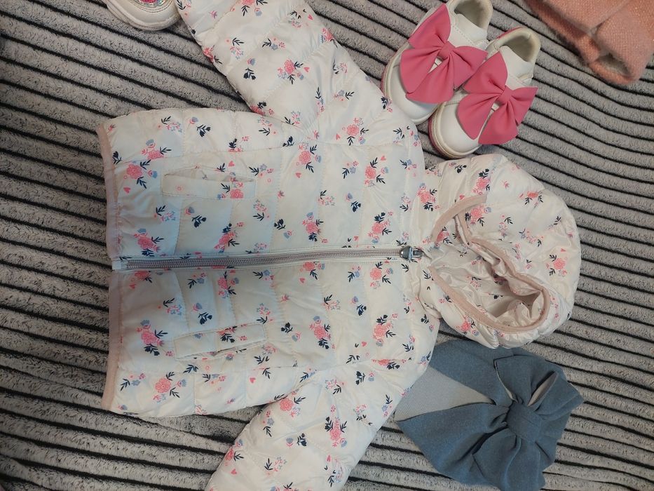 Величезний пакет одягу для дівчинки.