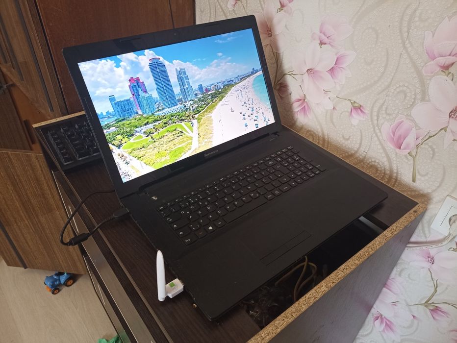 Большой ноутбук Lenovo G70-80 екран-17.3"/HDD 320гб/8гб/видео 2 гб.