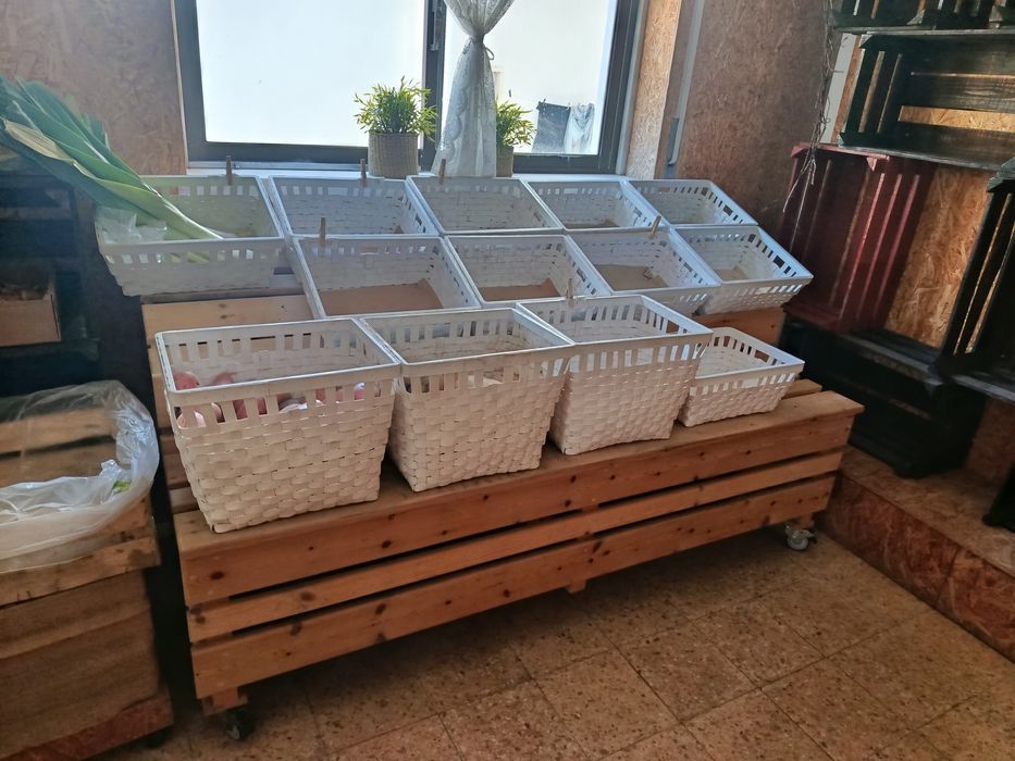 Vendo expositor/carrinho em madeira (recheio de mercearia)