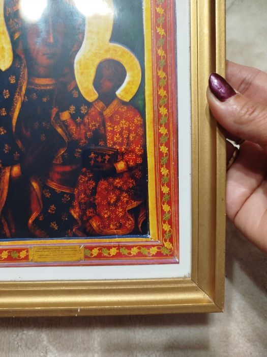 Obraz matki Bożej Częstochowskiej w złotej ramie