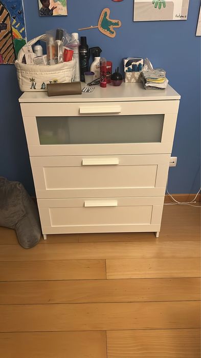 Comoda branca com puxadores retangulares