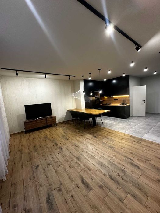 Продається сучасний котедж в м. Тячів