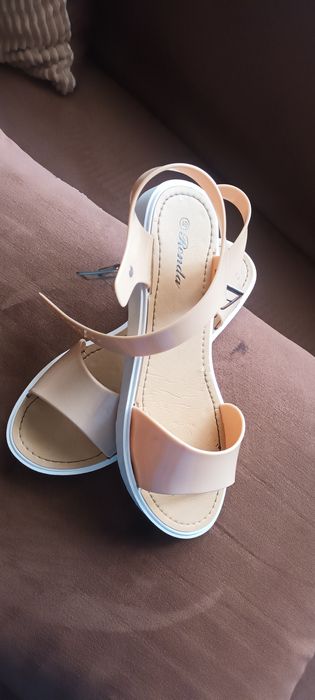 Beżowe sandałki damskie