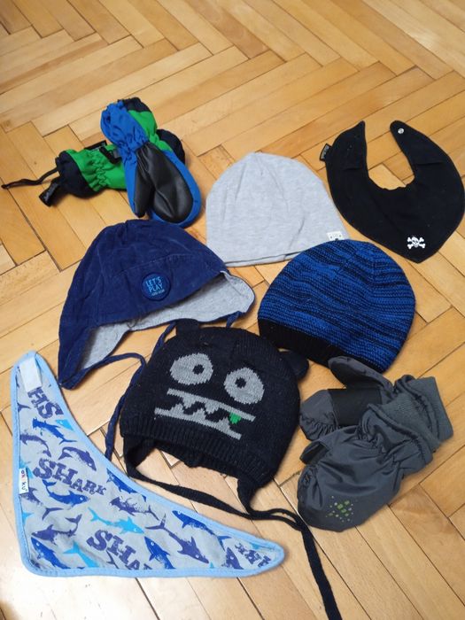 Czapki (4szt), rękawiczki (2szt), chusta na szyję (2szt) chłopięce .