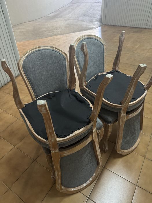Conjunto de quatro cadeiras
