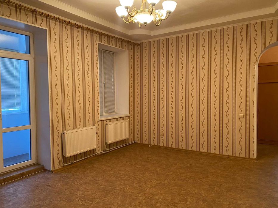 Продаю двокімнатну квартиру у Центрі, по вул. Бедзая. Автономне опалення. Сертифікат