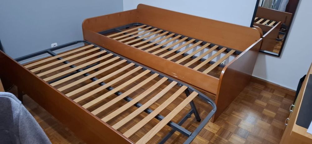 Cama individual em madeira com cama extra/gaveta incluída.