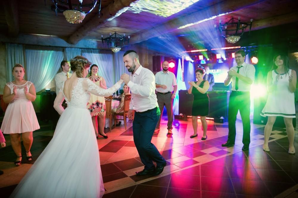 Suknia ślubna z wyciętymi plecami
