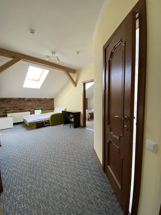 Готель « Ровер» власна парковка , ближній центр, сніданки.