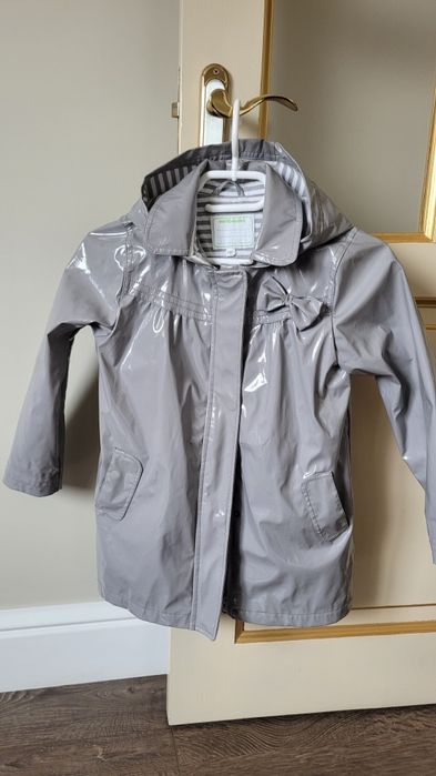 Плащ ,дощовик фірмовий.