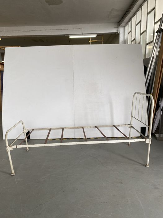 Cama de ferro antiga de solteiro