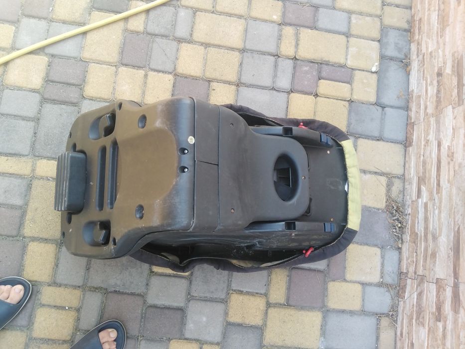Дитяче автокрісло.