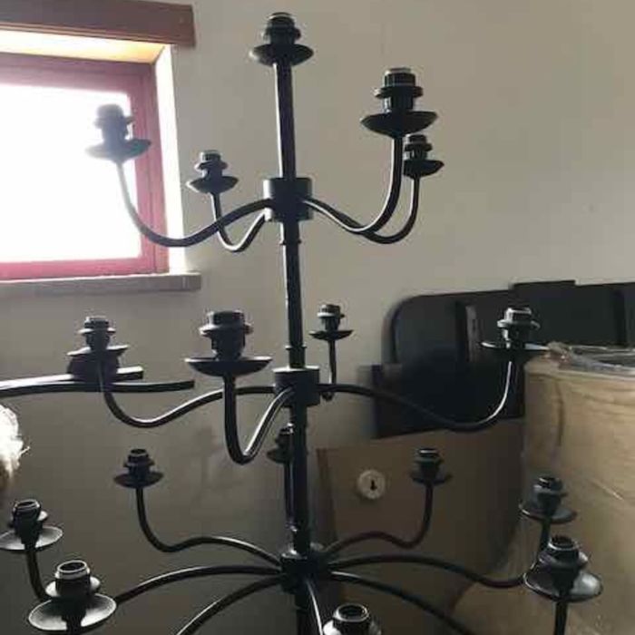 Candeeiro de pé, em ferro forjado, com pintura em preto mate
