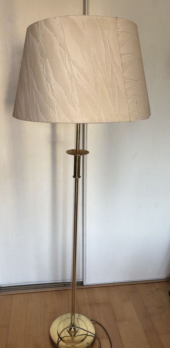 Lampa stojąca z kloszem