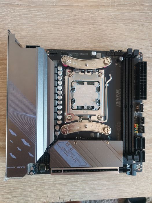 Placa Mãe Mini-ITX JGINYUE B650I Night Devil (AM5 / DDR5) - Perfeita para PC Compacto