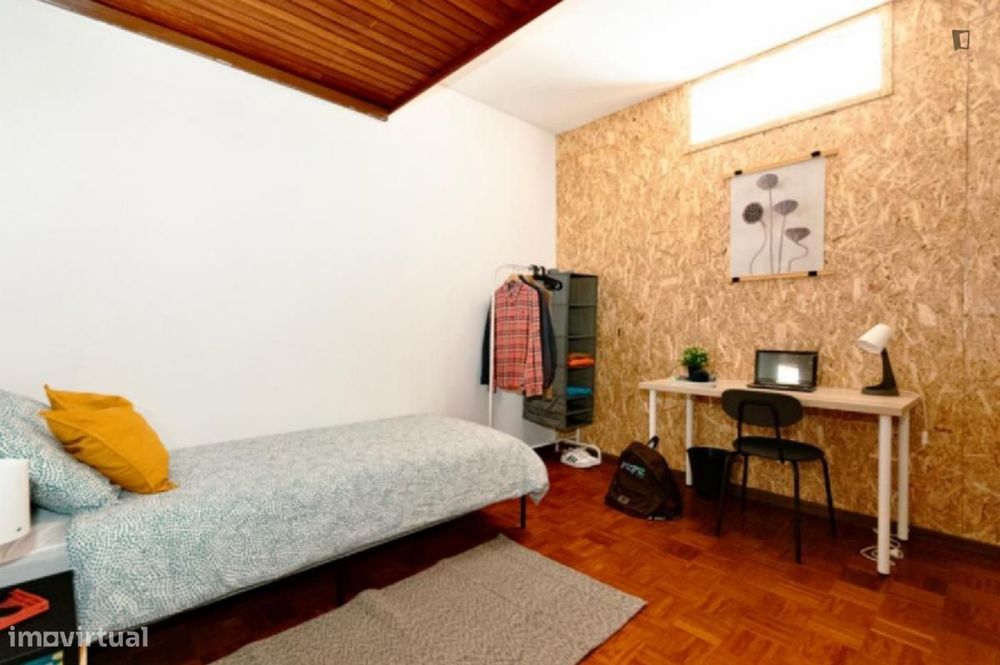 Quarto - localizado em Paranhos Porto