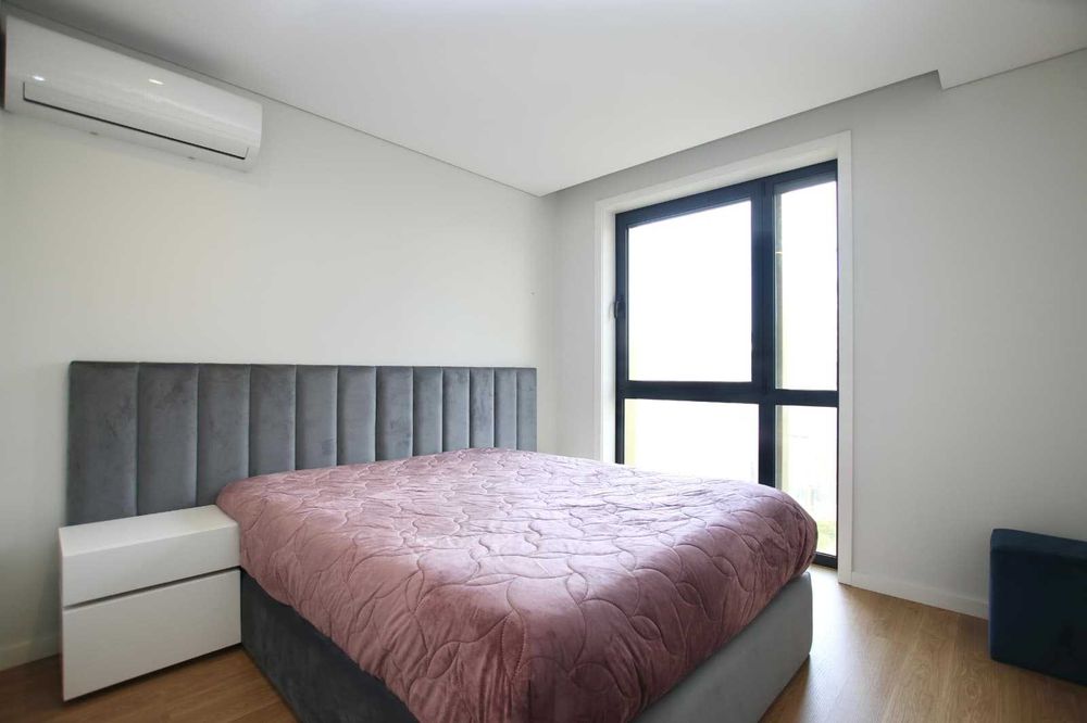 Cama de casal com baú e mesinhas cabeceira