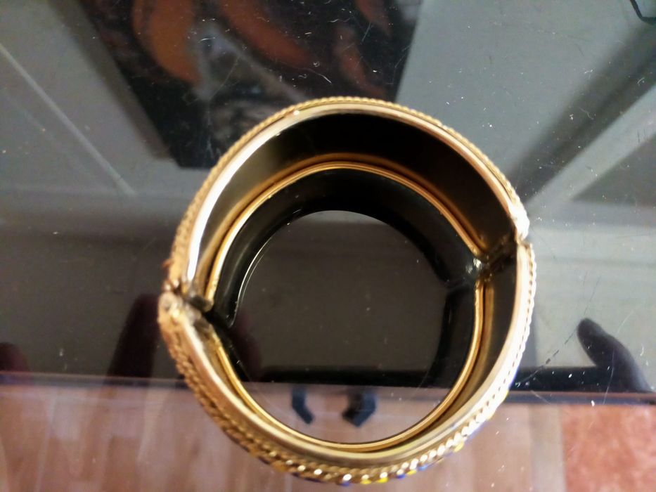 Pulseira indiana de dourada com motivos azuis e amarelos