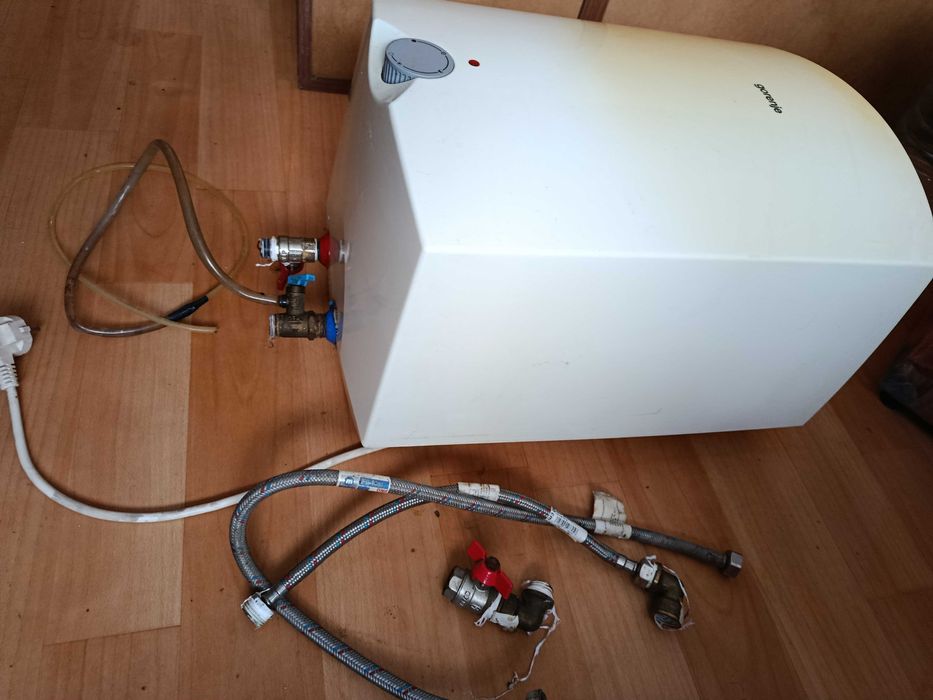 Бойлер на кухню 12 л.