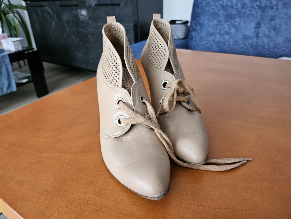 Buty Embis wiązane