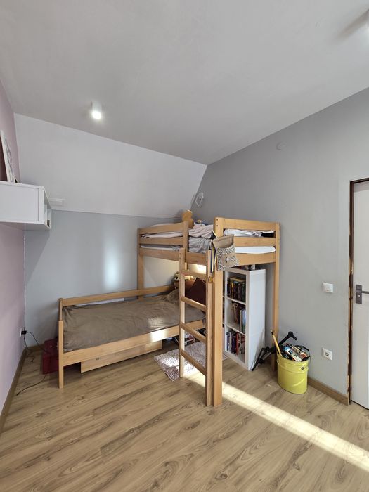 Продаж будинку-напівособняка розташований в спокійному районі міста