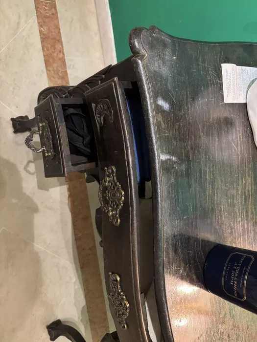 Comoda Semi-Nova com dois espaços para guardar!