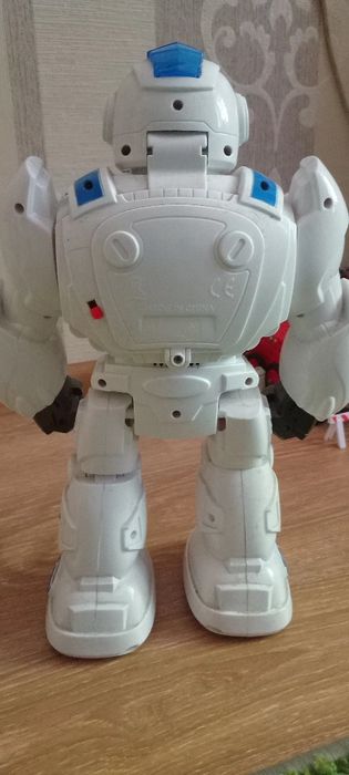 Смарт робот з пульками.