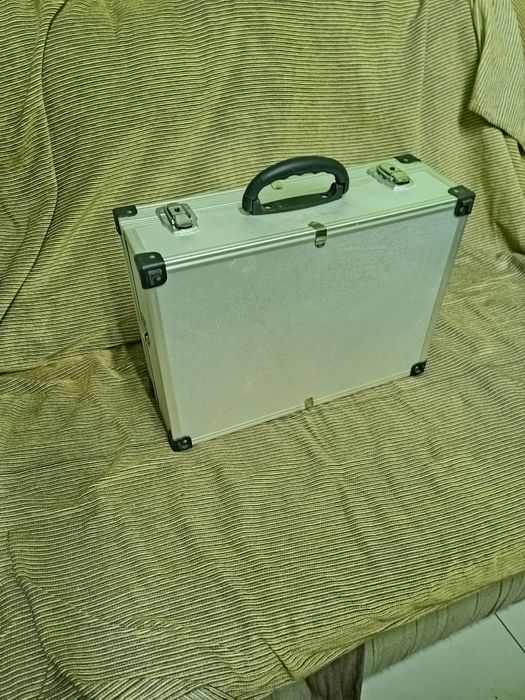 Продам чемодан великий