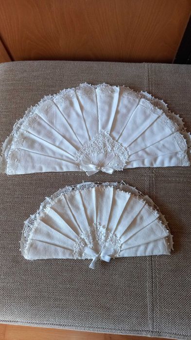 conjunto de elegantes porta-talheres feitos com renda renascença