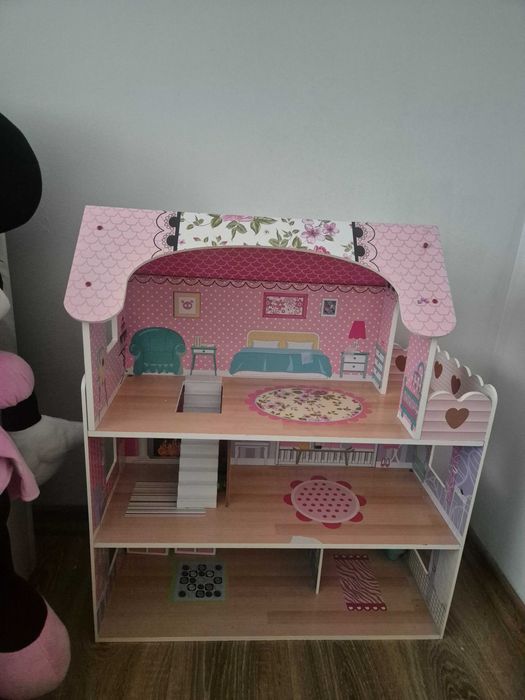 Piekny domek dla lalek