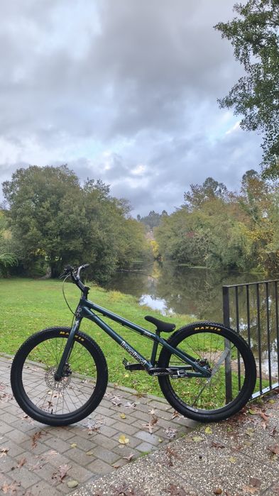 Bicicleta street trial inspered hex team 2025