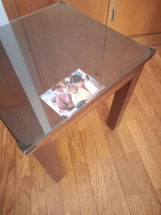 Mesa de apoio com tampo em vidro