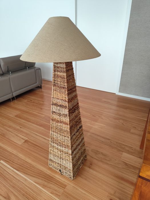 Candeeiro em Rattan com Abajur em Linho - Estilo Natural e Elegante