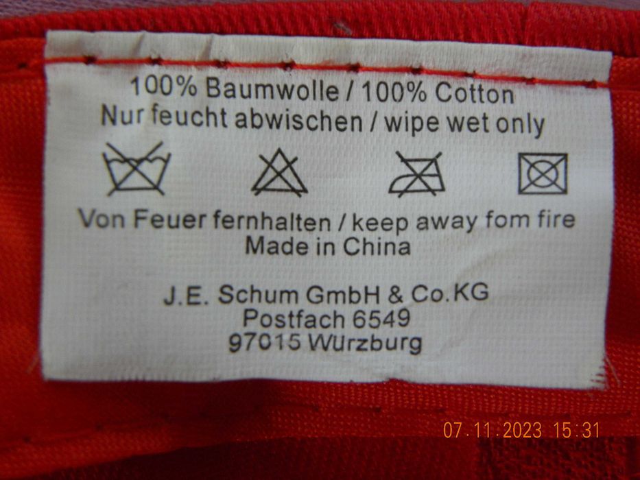 Czerwona czapka z daszkiem