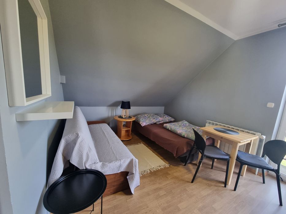 Wolne pokoje nad jeziorem. Rezerwacje lato 2026