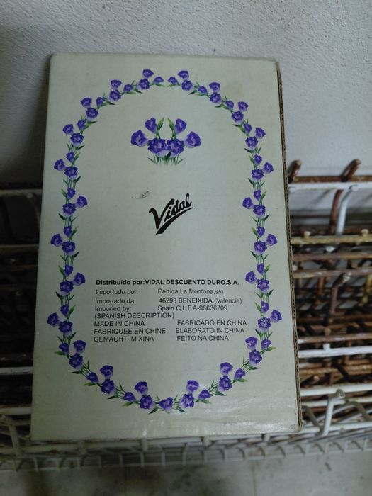 Boneca antiga de porcelana no estado real que se encontra nas fotos