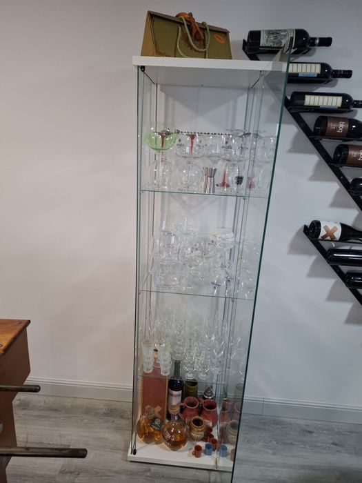 Móveis de bar e mesa de centro com cadeira e 3 bancos