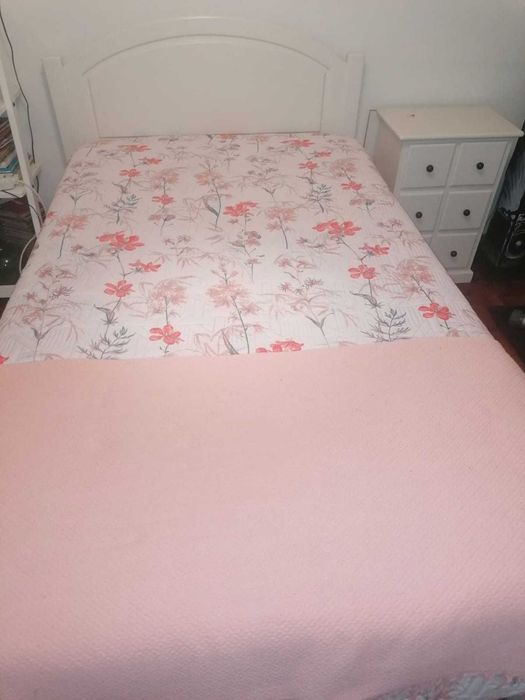 Cama de corpo e meio, colchão corpo e meio e mesinha de cabeceira.