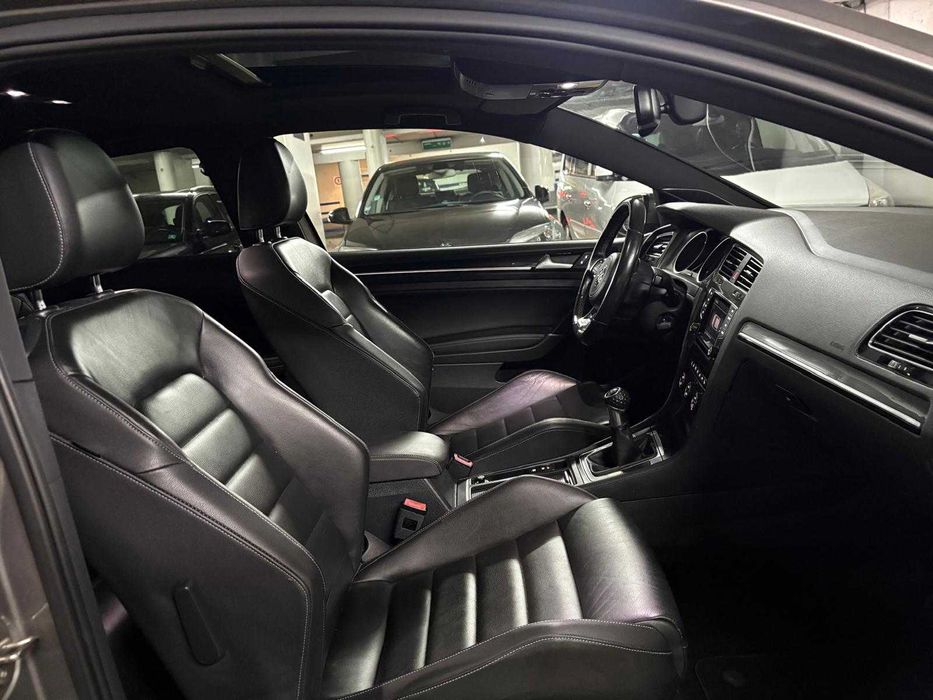 Golf 7 GTD 184 cv - Estofos em pele / Dynaudio / Jantes 18/ Teto de abrir / DCC / Engate de reboque - 1.º Dono
