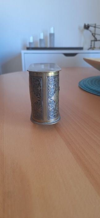 Relógio de mesa.