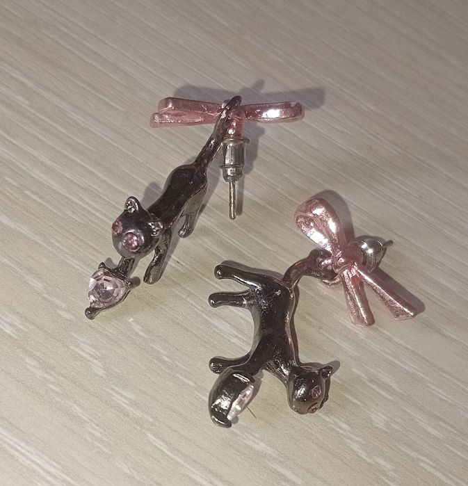 Серьги-гвоздики черные котики с розовыми бантами