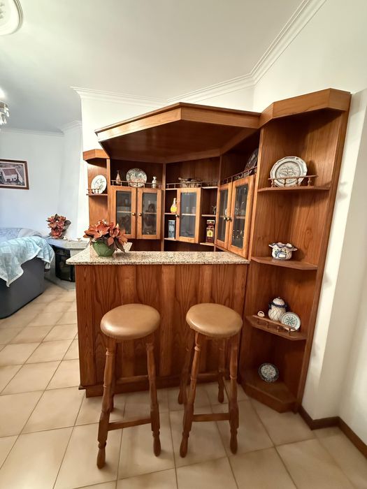 Bar de sala em madeira