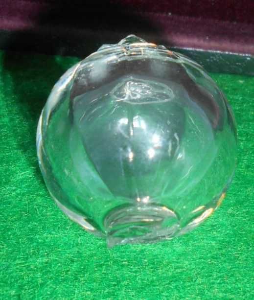 Garrafa de vidro pintada à mão com relevo, 4 chávenas, década de 1930