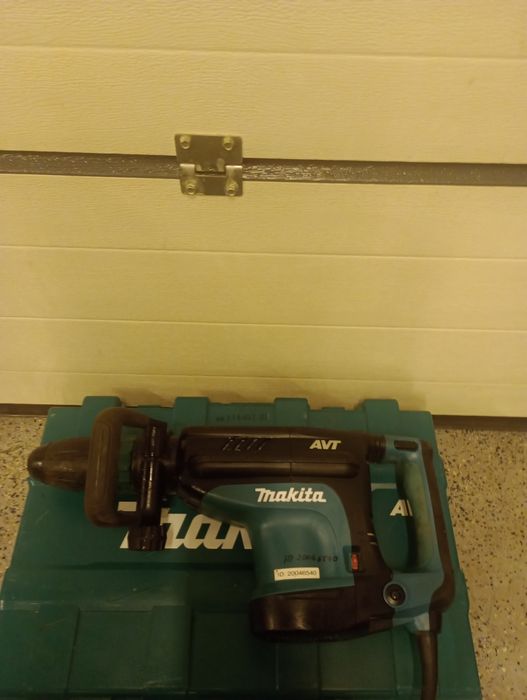 Młot udarowy wyburzeniowy Makita HM1213C