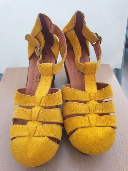 Sandálias amarelas
