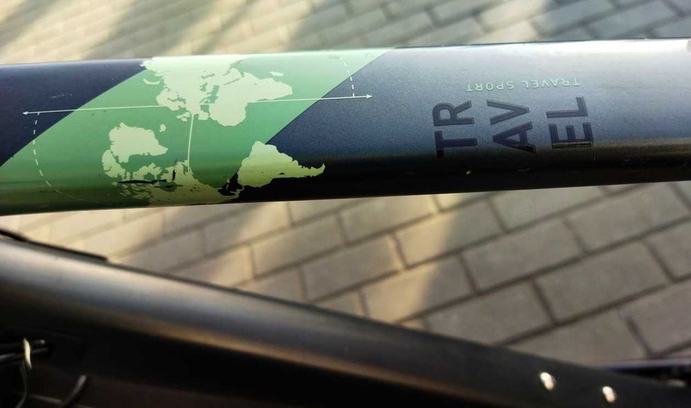 Cube Travel GTC Sport (2022), колеса на осях, карбонова вилка і шатуни