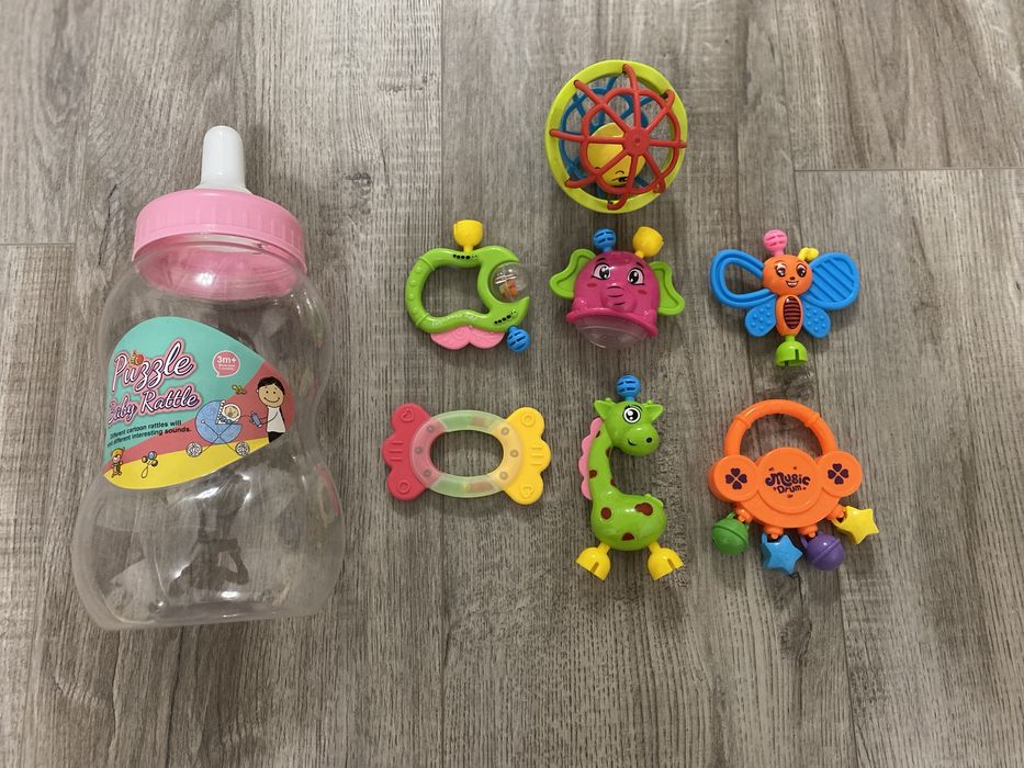 набір дитячих брязкальців та гризунців в банці