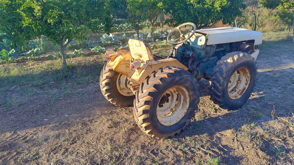 Trator 4X4 a trabalhar